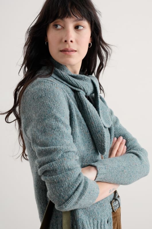 mauerpfeffer-strickjacke mit schal detail