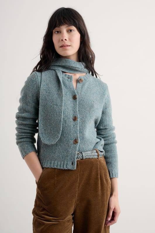 mauerpfeffer-strickjacke mit schal detail