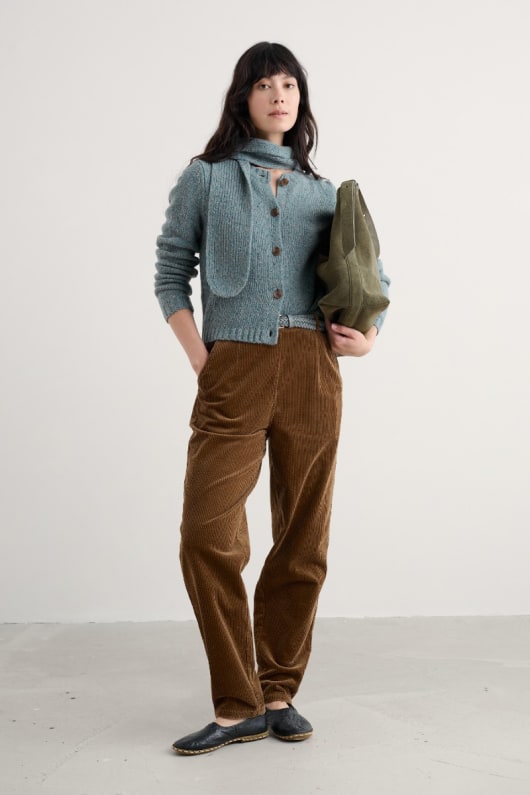 mauerpfeffer-strickjacke mit schal detail