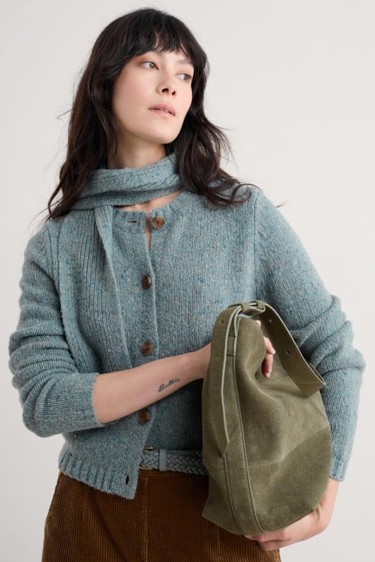 mauerpfeffer-strickjacke mit schal detail