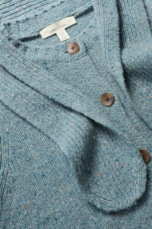 mauerpfeffer-strickjacke mit schal detail