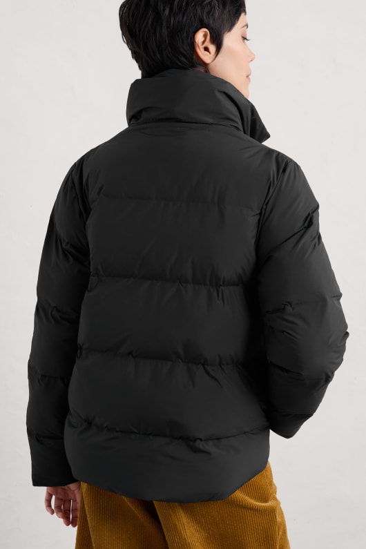 feld pfad gepolsterte wasserdichte jacke